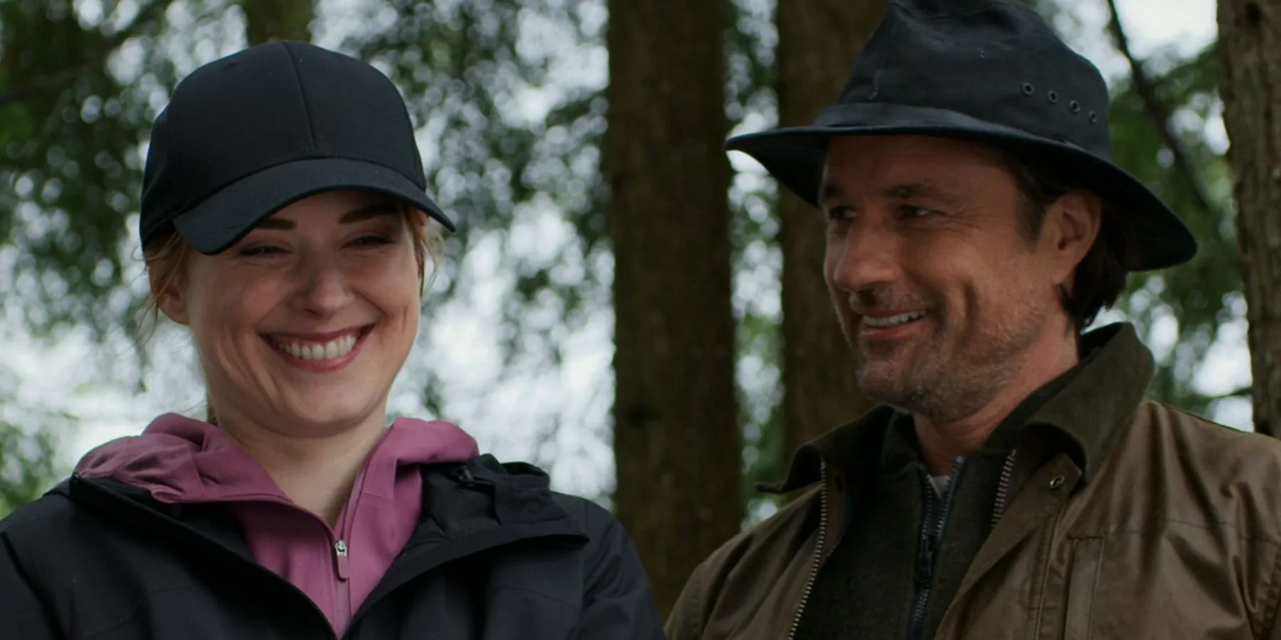 Alexandra Breckenridge y Martin Henderson riéndose en el bosque en Virgin River