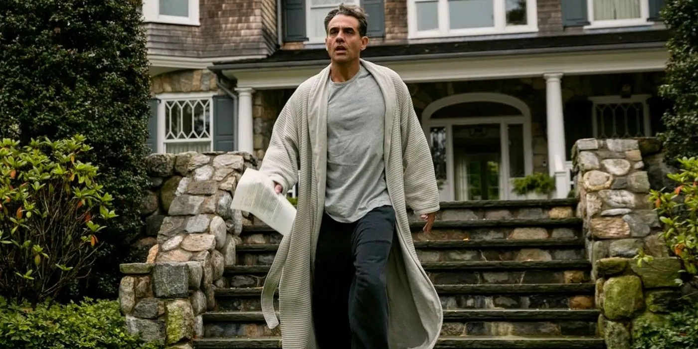 Bobby Cannavale als Dean Brannock, der in The Watcher in seiner Robe die Treppe herunterkommt