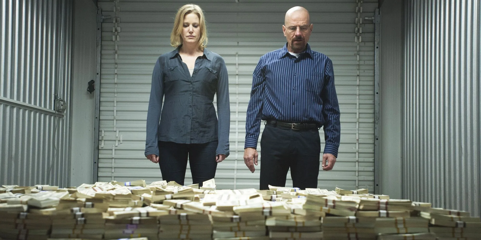 Walt y Skyler miran una pila de dinero en Breaking Bad