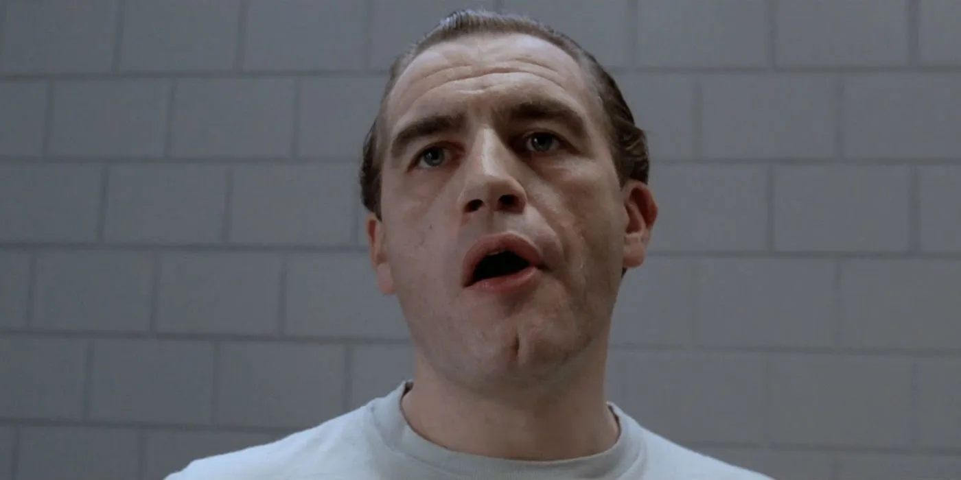 Brian Cox como Hannibal Lecter com a boca aberta em Manhunter