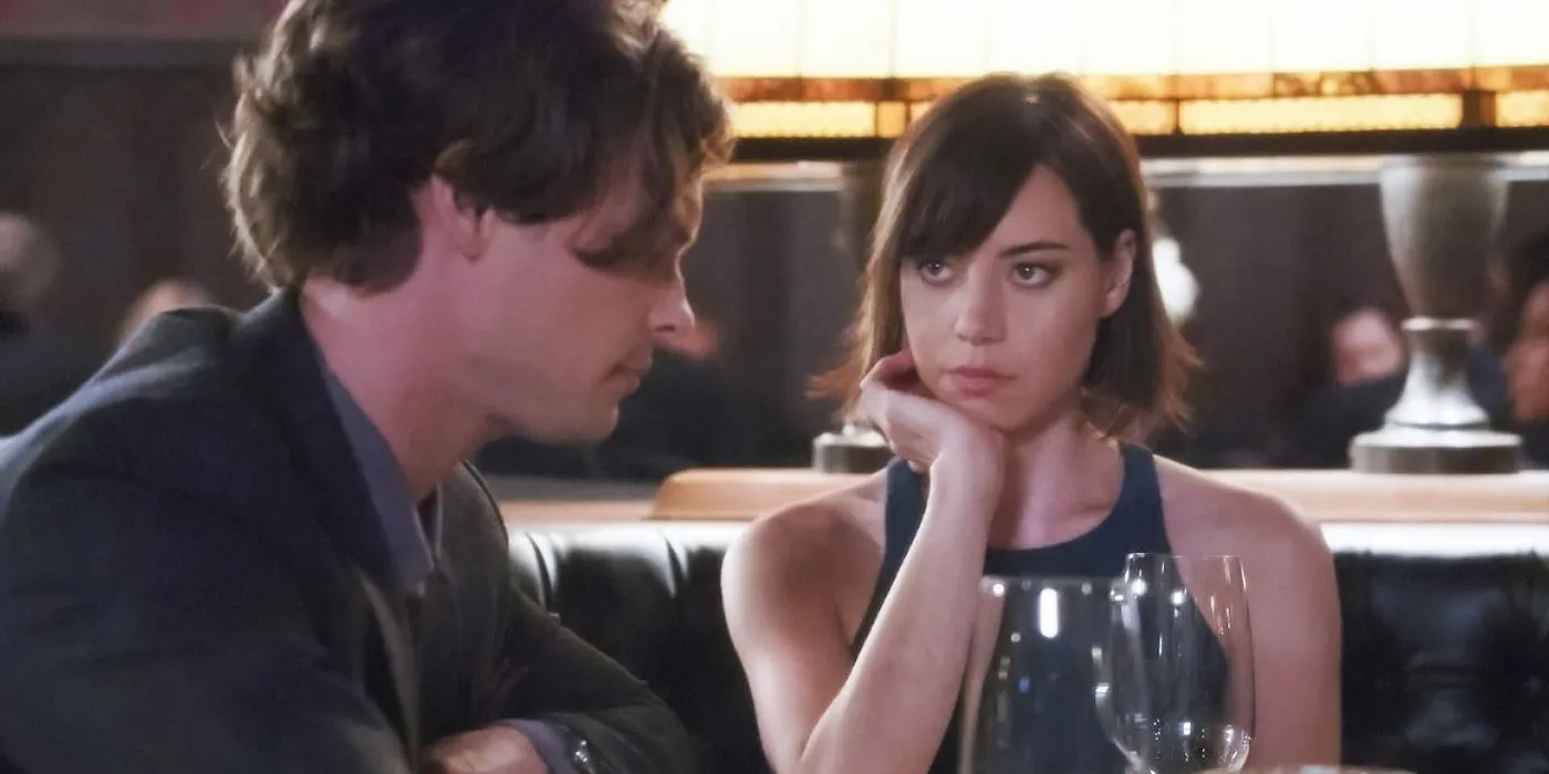 Cat Adams (Aubrey Plaza) olhando para Spencer Reid (Matthew Gray Gubler) em Criminal Minds