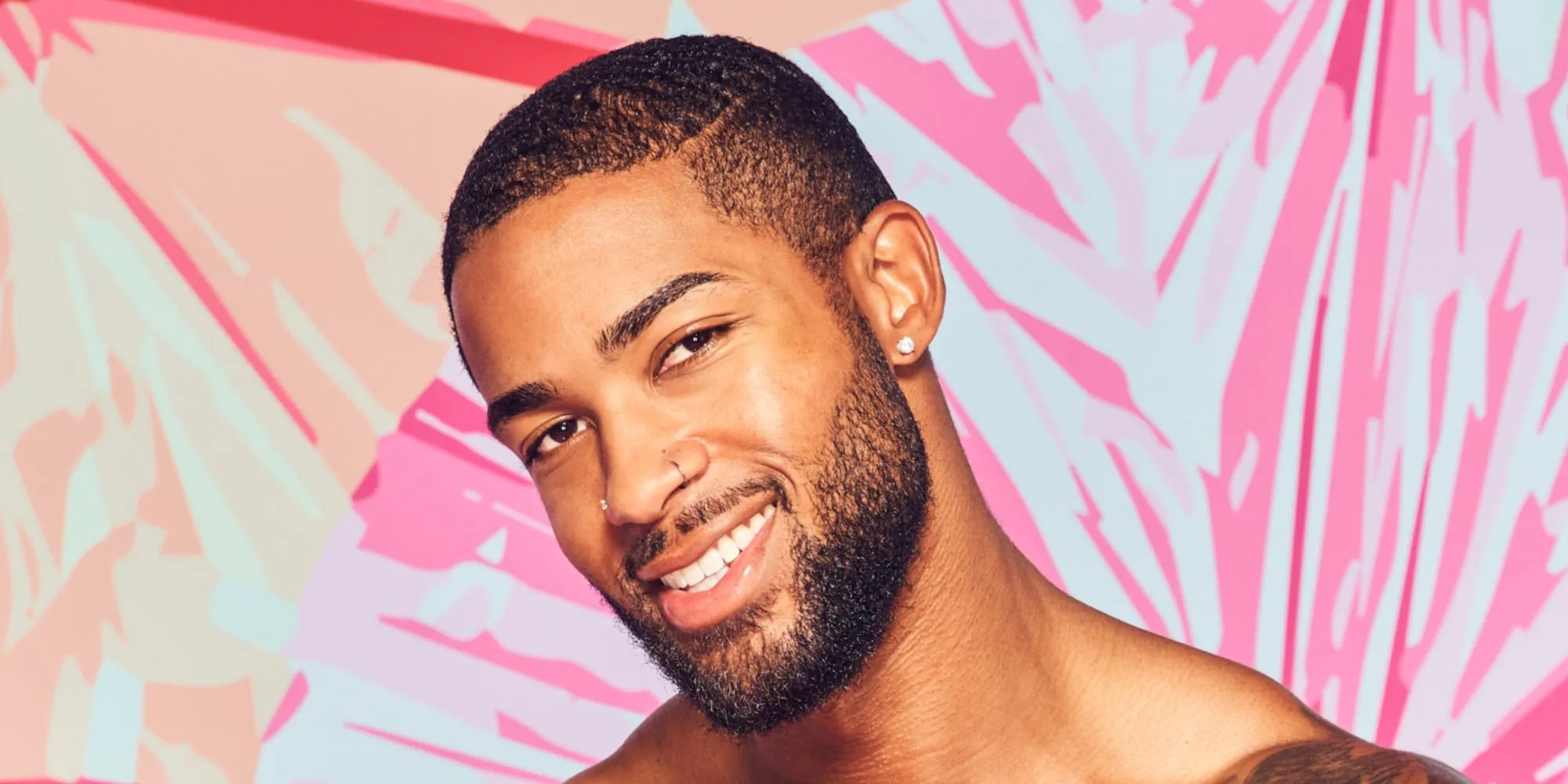 Charlie Lynch sorrindo para a câmera na terceira temporada de Love Island USA