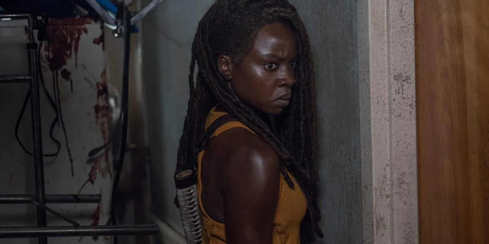 Michonne (Danai Gurira) w The Walking Dead Sezon 10 Odcinek 13 w ciemnym pokoju