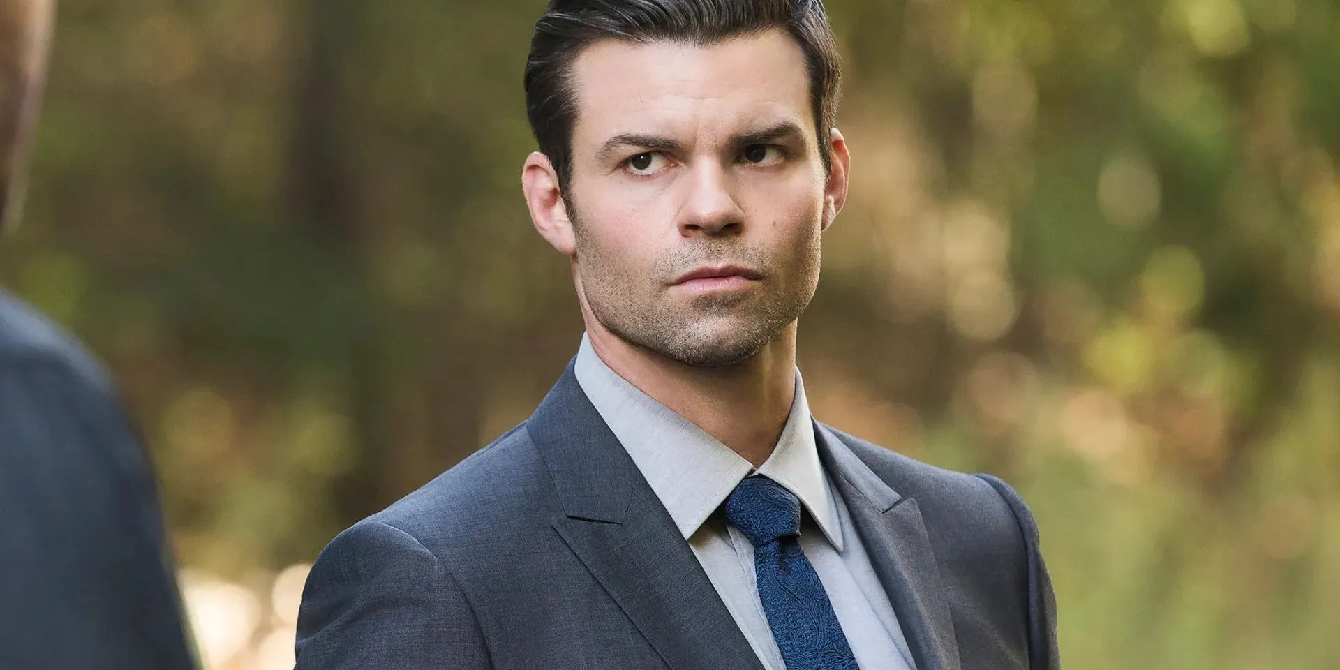 Elijah Mikaelson su The Originals che fissa qualcuno con attenzione