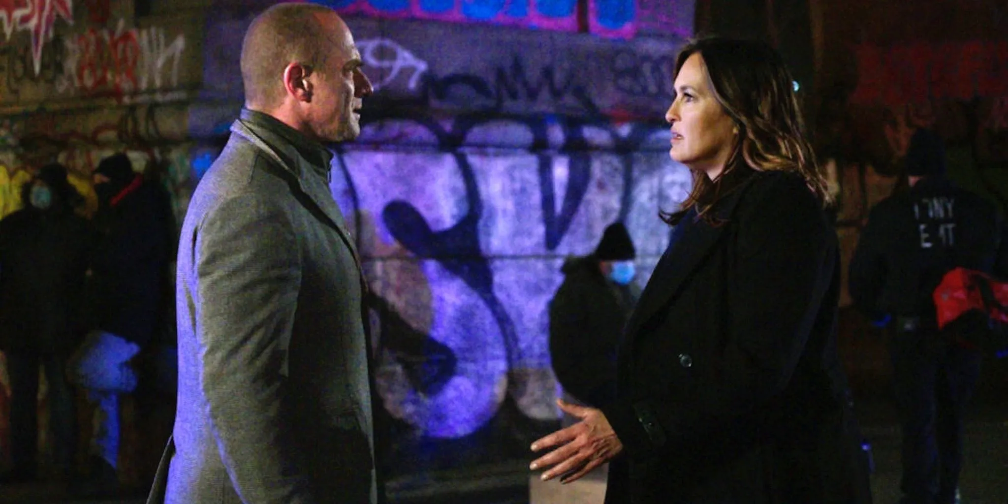 Elliot Stabler (Christopher Meloni) et Olivia Benson (Mariska Hargitay) discutent à l'extérieur dans Law & Order: Organized Crime (2021-)