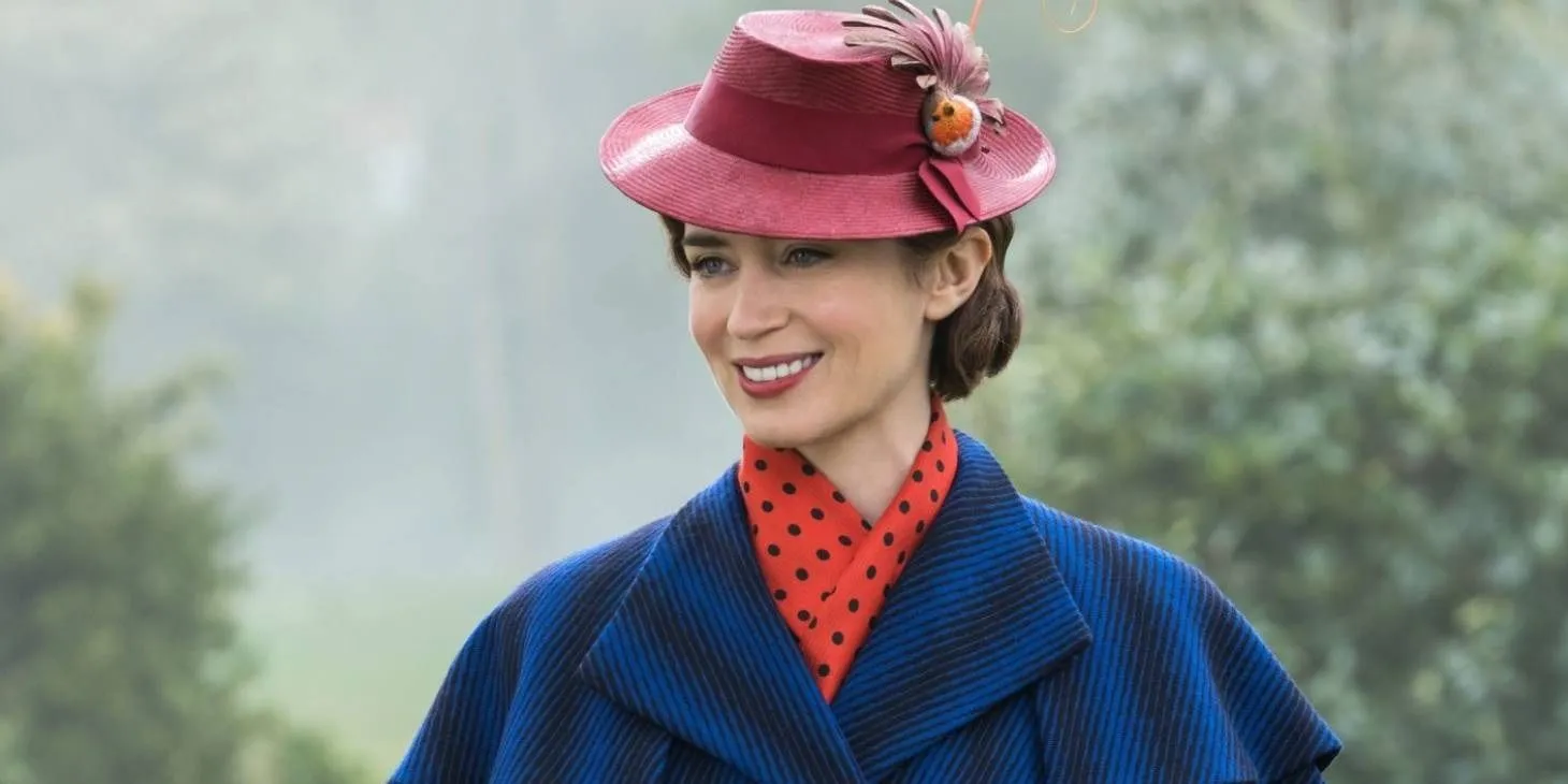 Emily Blunt como Mary Poppins sonriendo y mirando fuera de cámara.