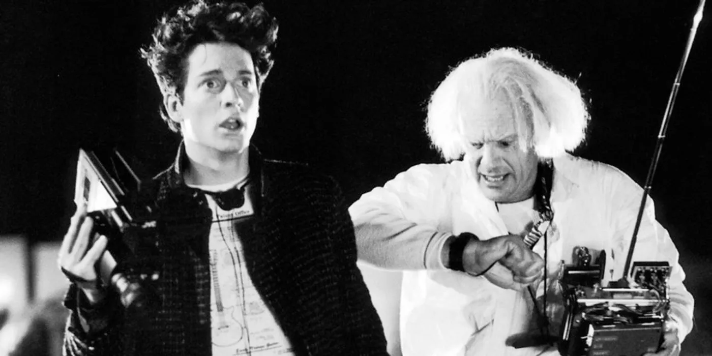 Eric Stoltz luciendo sorprendido como Marty McFly junto a Doc Brown