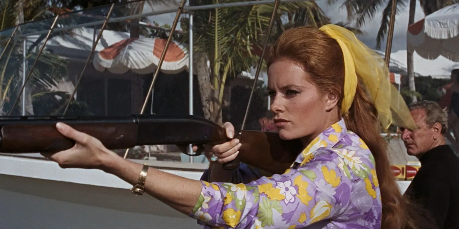 Fiona Volpe usa un fucile da caccia in Thunderball