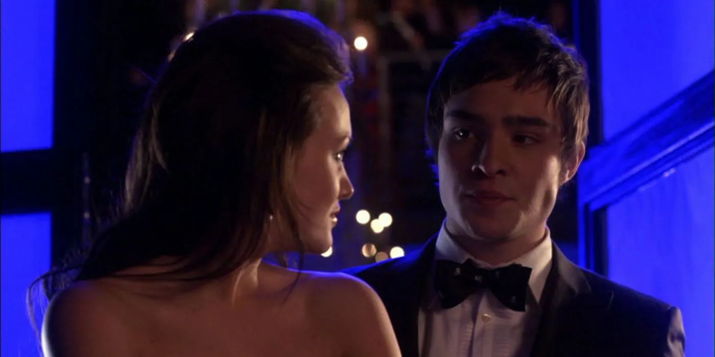 Blair guarda Chuck alle sue spalle nel pilot di Gossip Girl