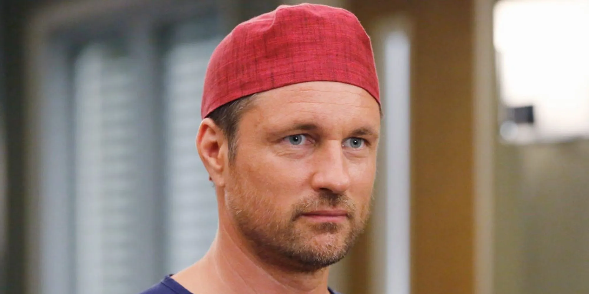 Nathan Riggs patrzący na kogoś poza ekranem w Grey’s Anatomy