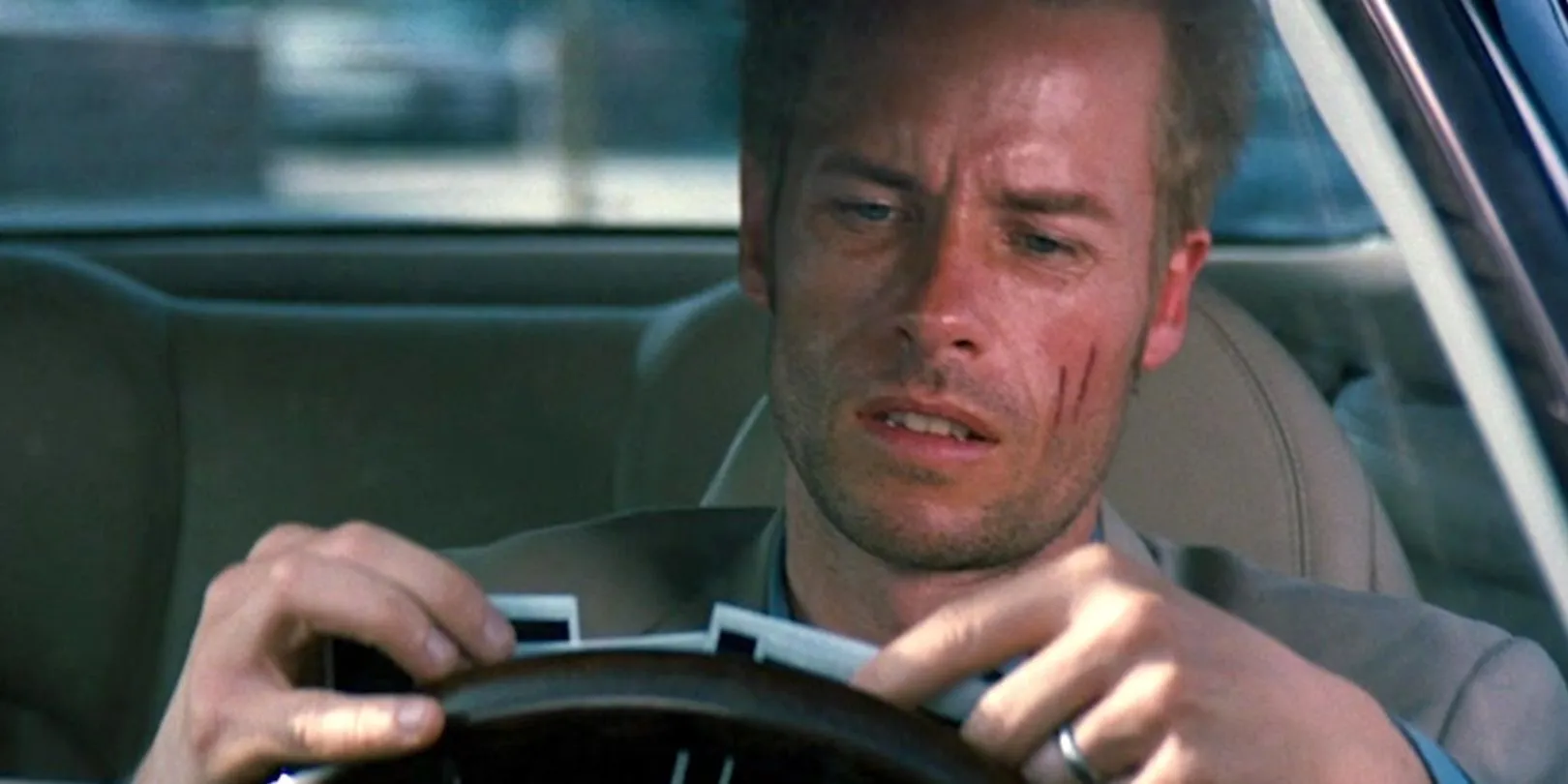 Guy Pearce em um carro no final de Memento