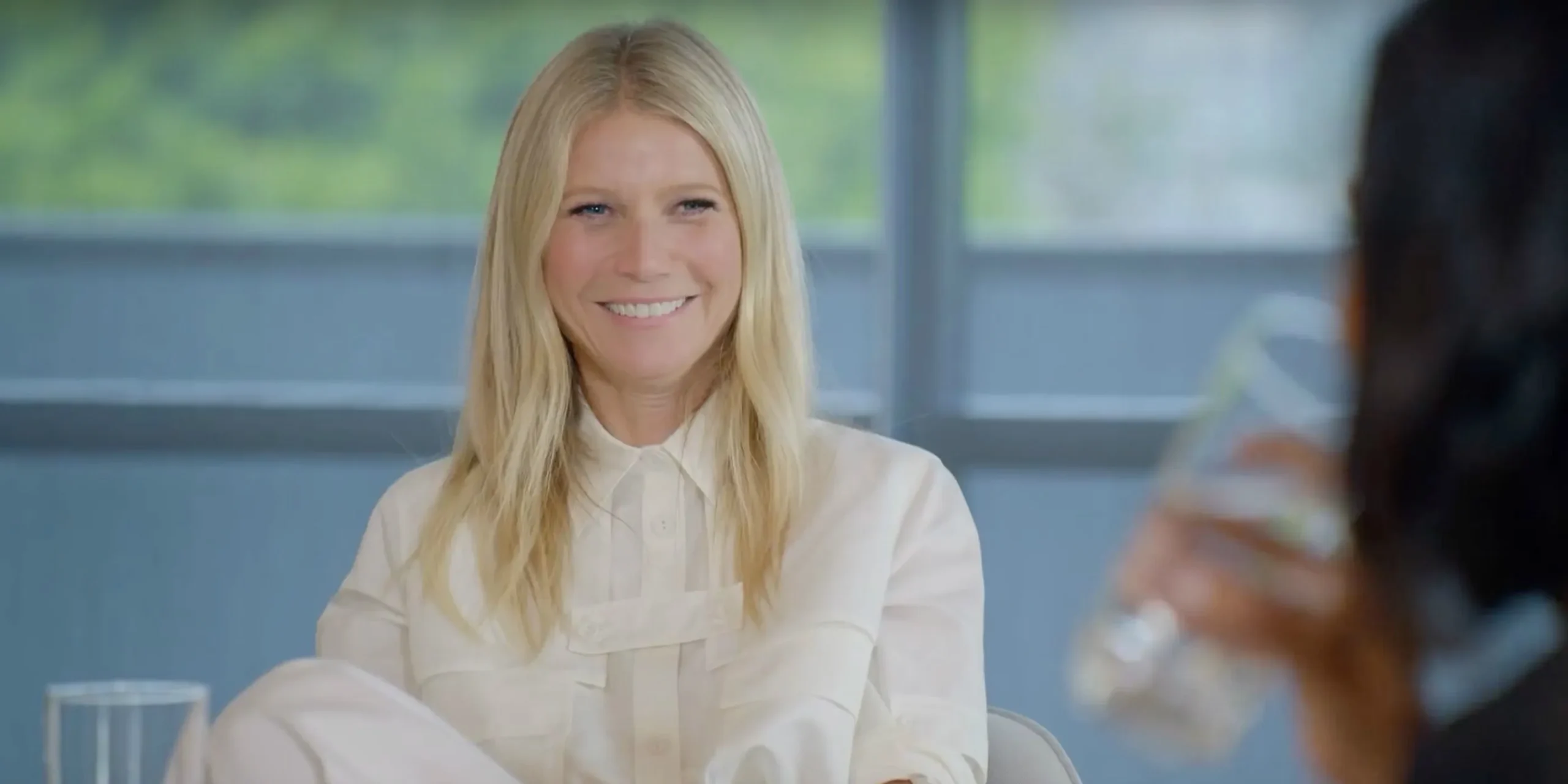 Gwyneth Paltrow sorrindo em uma entrevista para o The Goop Lab