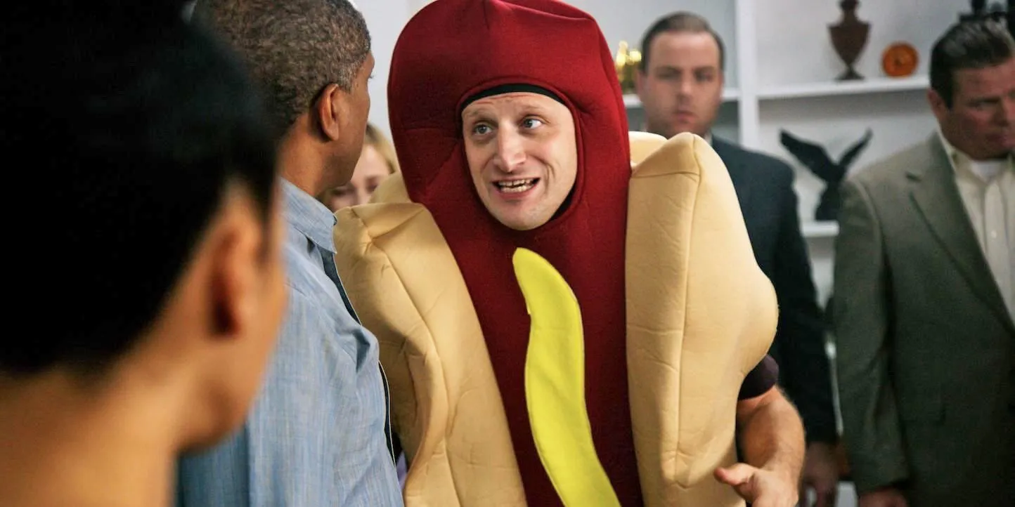 Tim Robinson vestito da hotdog in I Think You Should Leave.