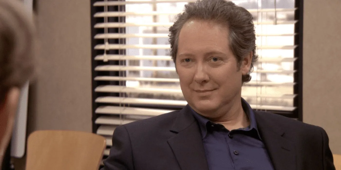 Robert California (James Spader) grinst in The Office.