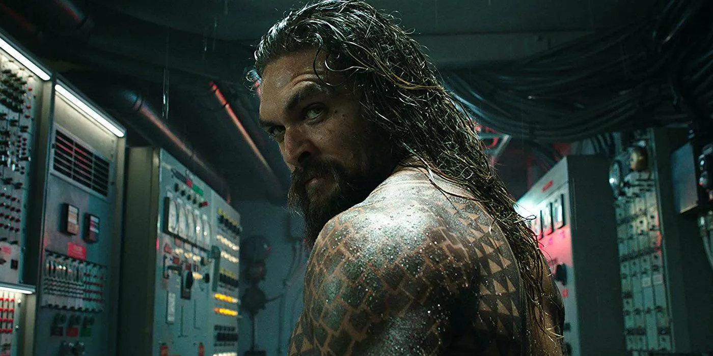 Jason Momoa come Aquaman su un sottomarino