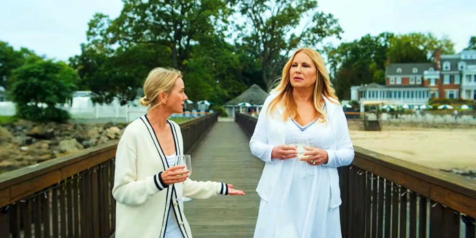 Jennifer Coolidge und Naomi Watts gehen in „The Watcher“ über eine Brücke