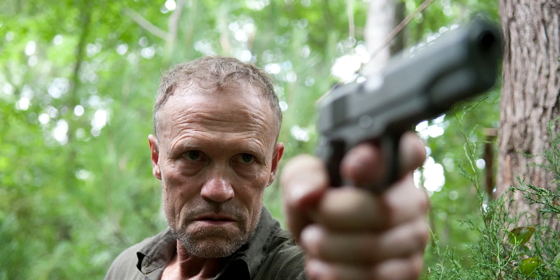 Michael Rooker como Merle apontando uma arma em The Walking Dead