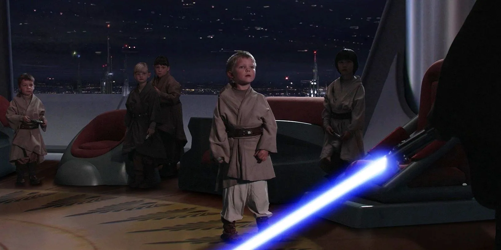 Anakin con su sable de luz encendido frente a los jóvenes durante la Orden 66