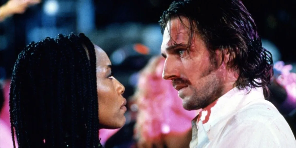 Ralph Fiennes y Angela Bassett en Días extraños