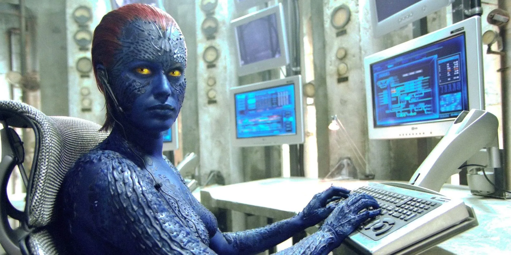 Rebecca Romijn nel ruolo di Mystique che utilizza un computer in X-Men (2000)