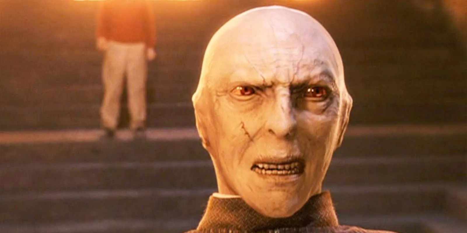 Richard Bremmer als Lord Voldemort, der in Harry Potter auf Quirrells Hinterkopf erscheint