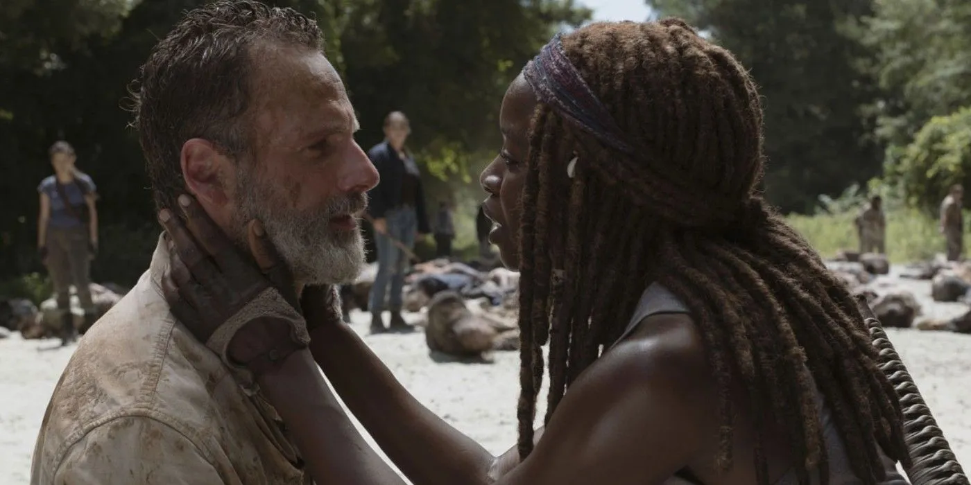 Michonne pociesza Ricka w The Walking Dead.