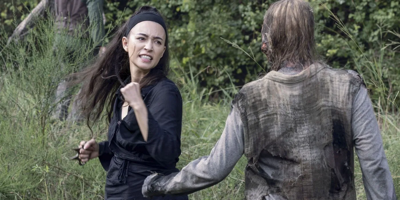 Rosita lutando contra um zumbi na 10ª temporada de The Walking Dead