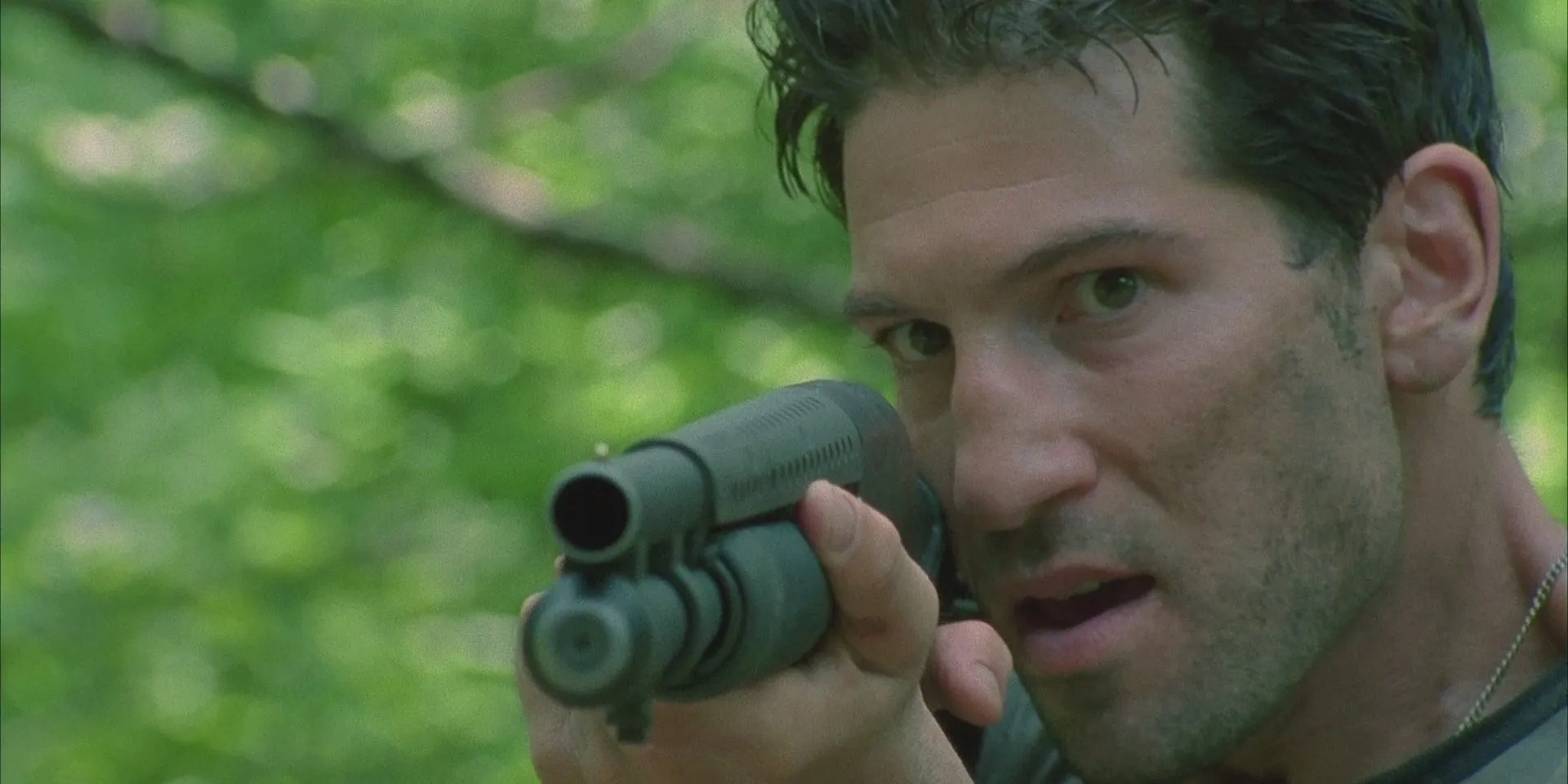 Jon Bernthal como Shane Walsh segurando e apontando uma arma em The Walking Dead