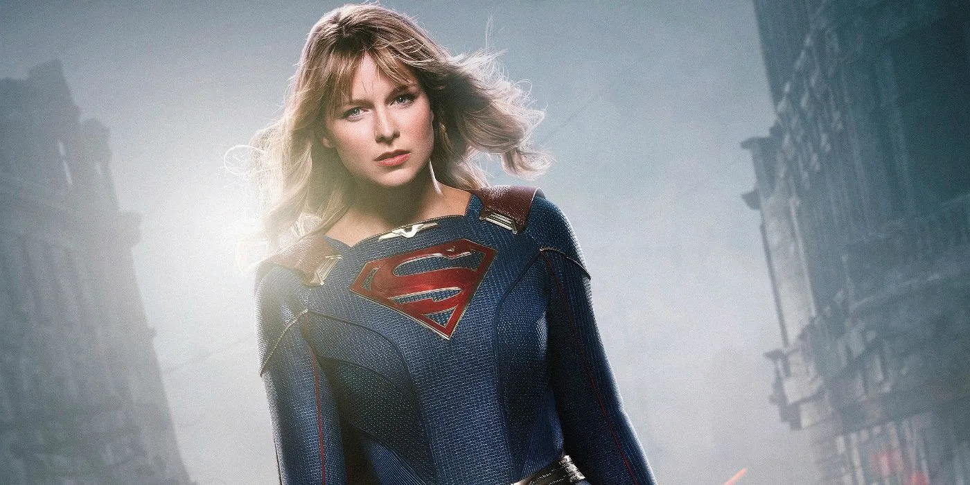 Melissa Benoist como Supergirl mirando hacia fuera de la pantalla