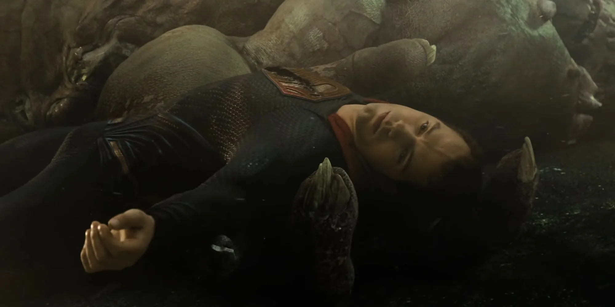 Superman giace morto nel palmo di Doomsday