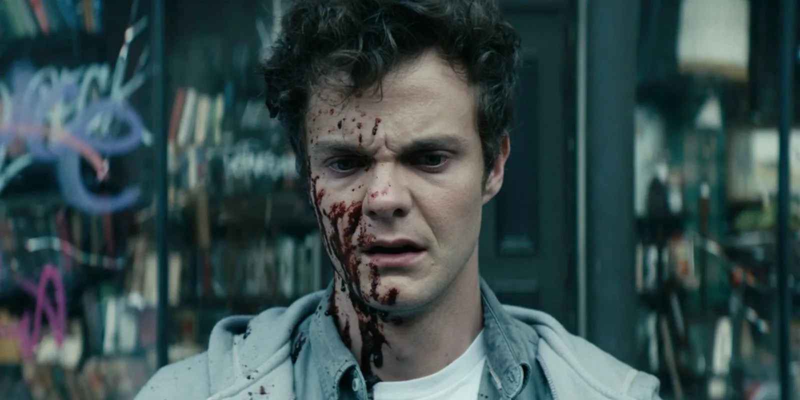 Jack Quaid como Hughie coberto de sangue em The Boys.