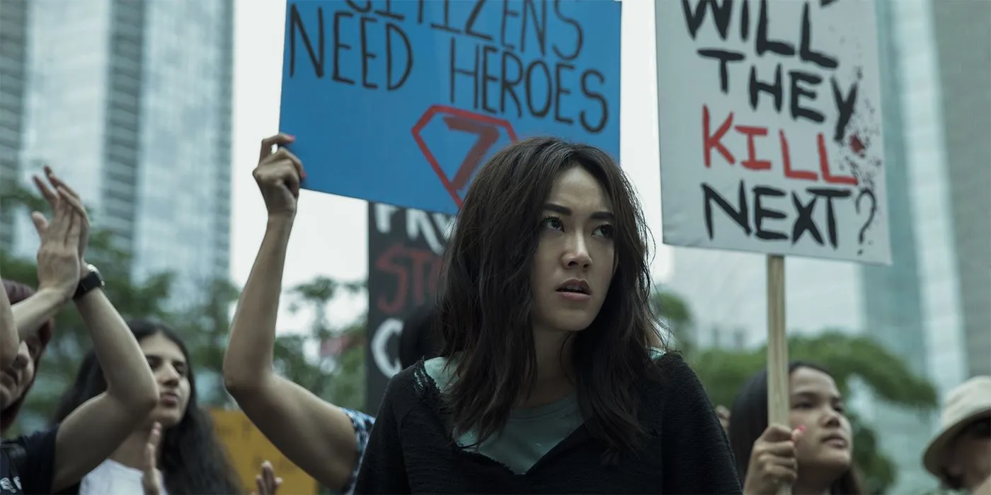 Karen Fukuhara como Kimiko em um protesto em The Boys.