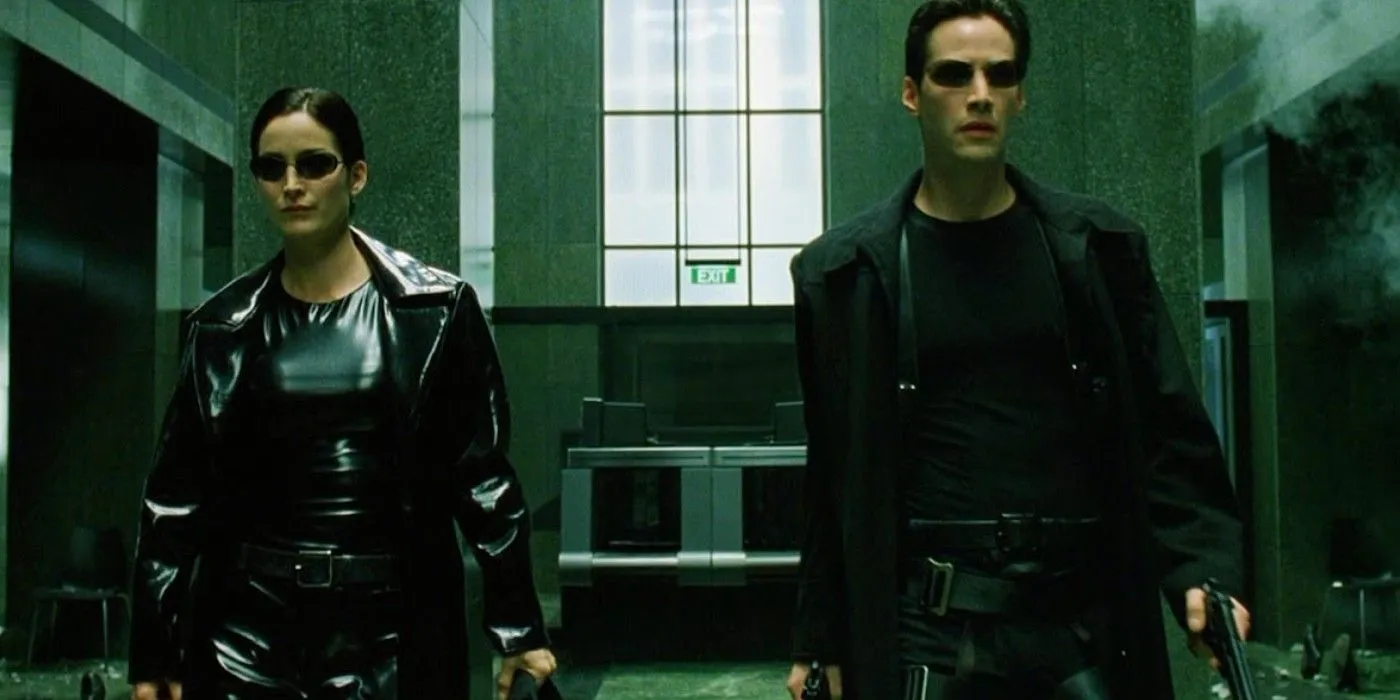 Carrie-Anne Moss como Trinity y Keanu Reeves como Neo caminando extremadamente bien armados antes de rescatar a Laurence Fishburne como Morfeo en Matrix