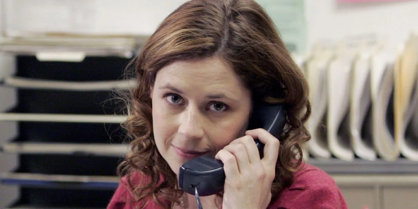 Pam no telefone e olhando para a câmera em The Office