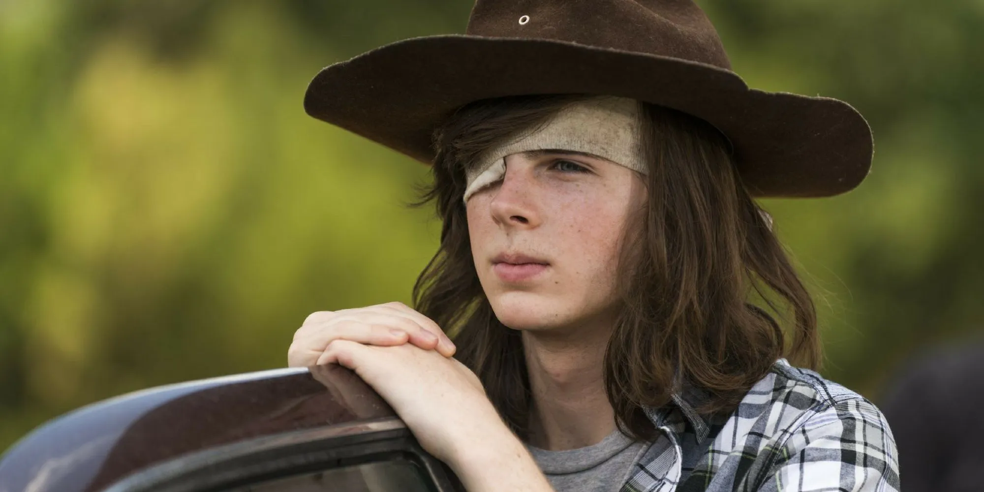 Chandler Riggs como Carl Grimes em The Walking Dead.