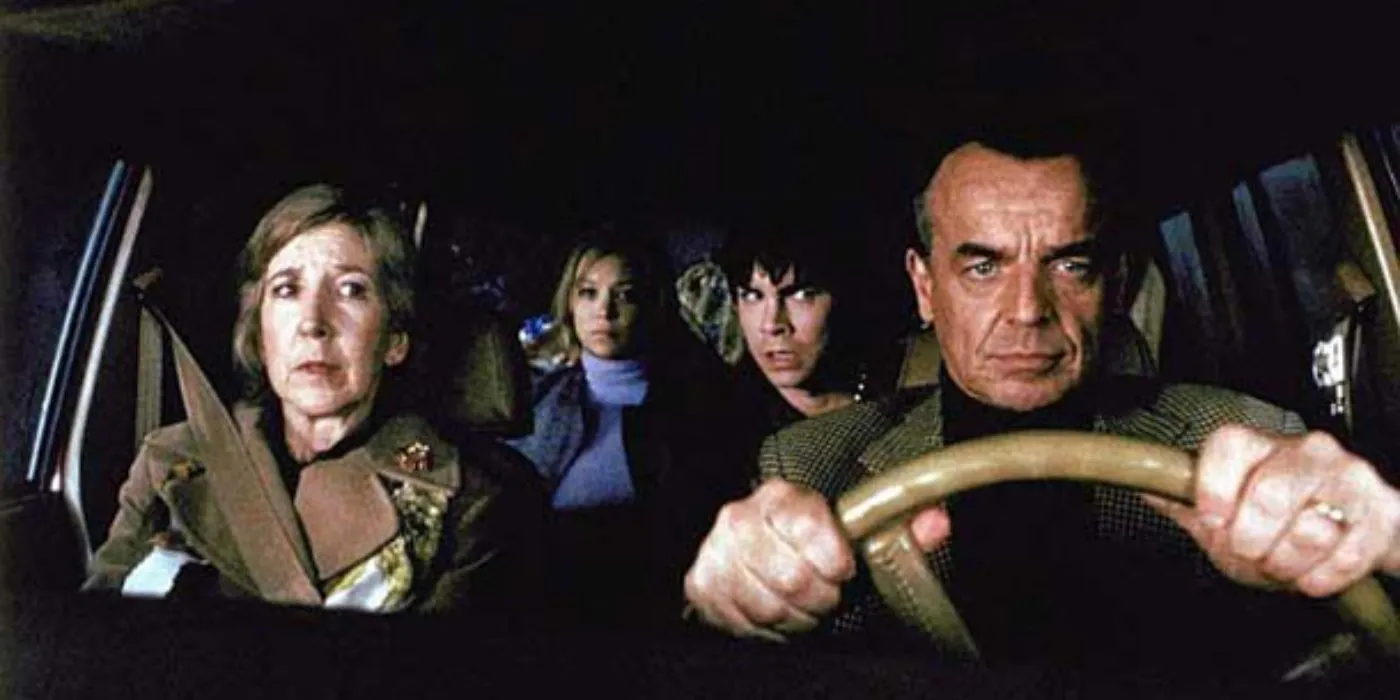 The family driving in their car in Dead End (2003)