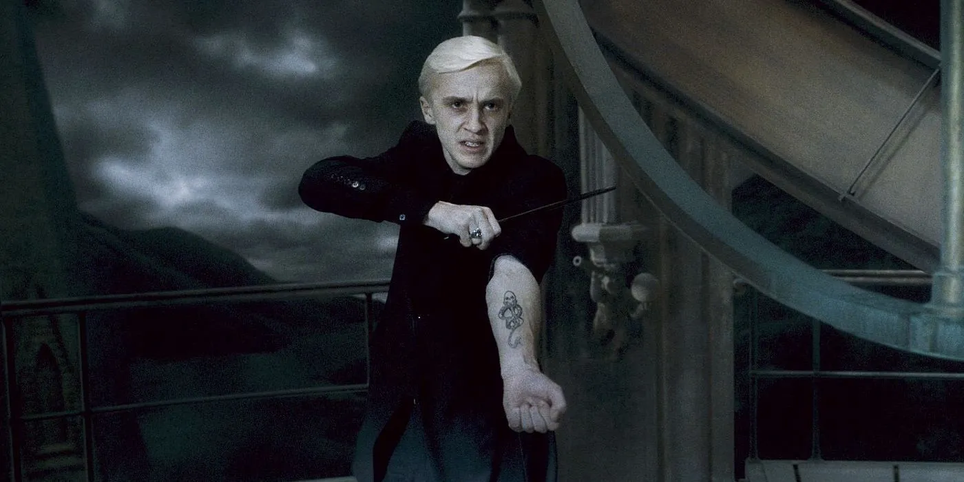 Draco montre sa marque sombre dans Harry Potter.