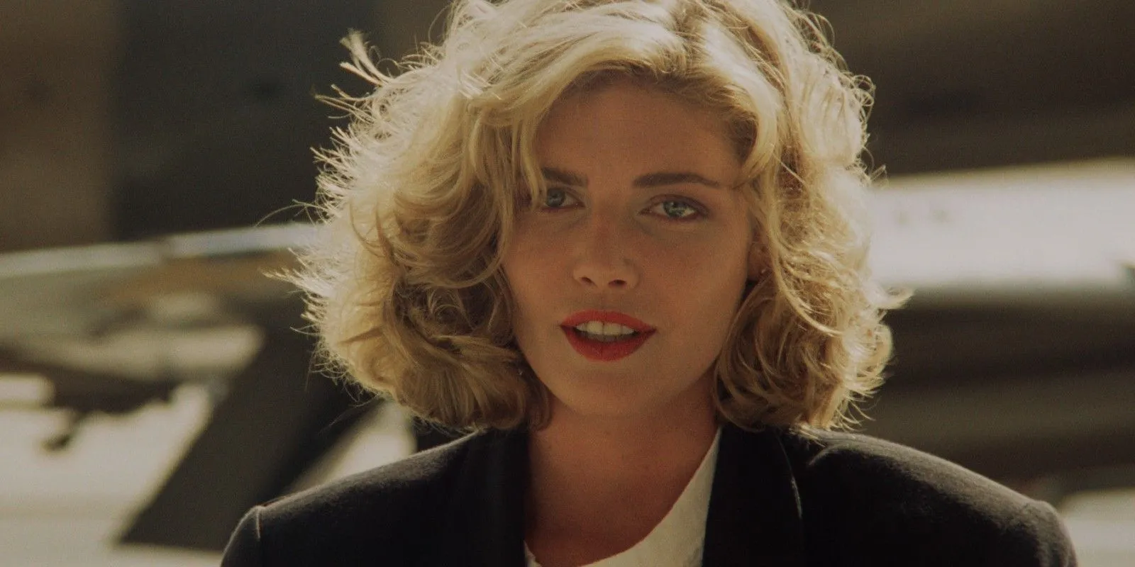 Charlie (Kelly McGillis) sorride in Top Gun