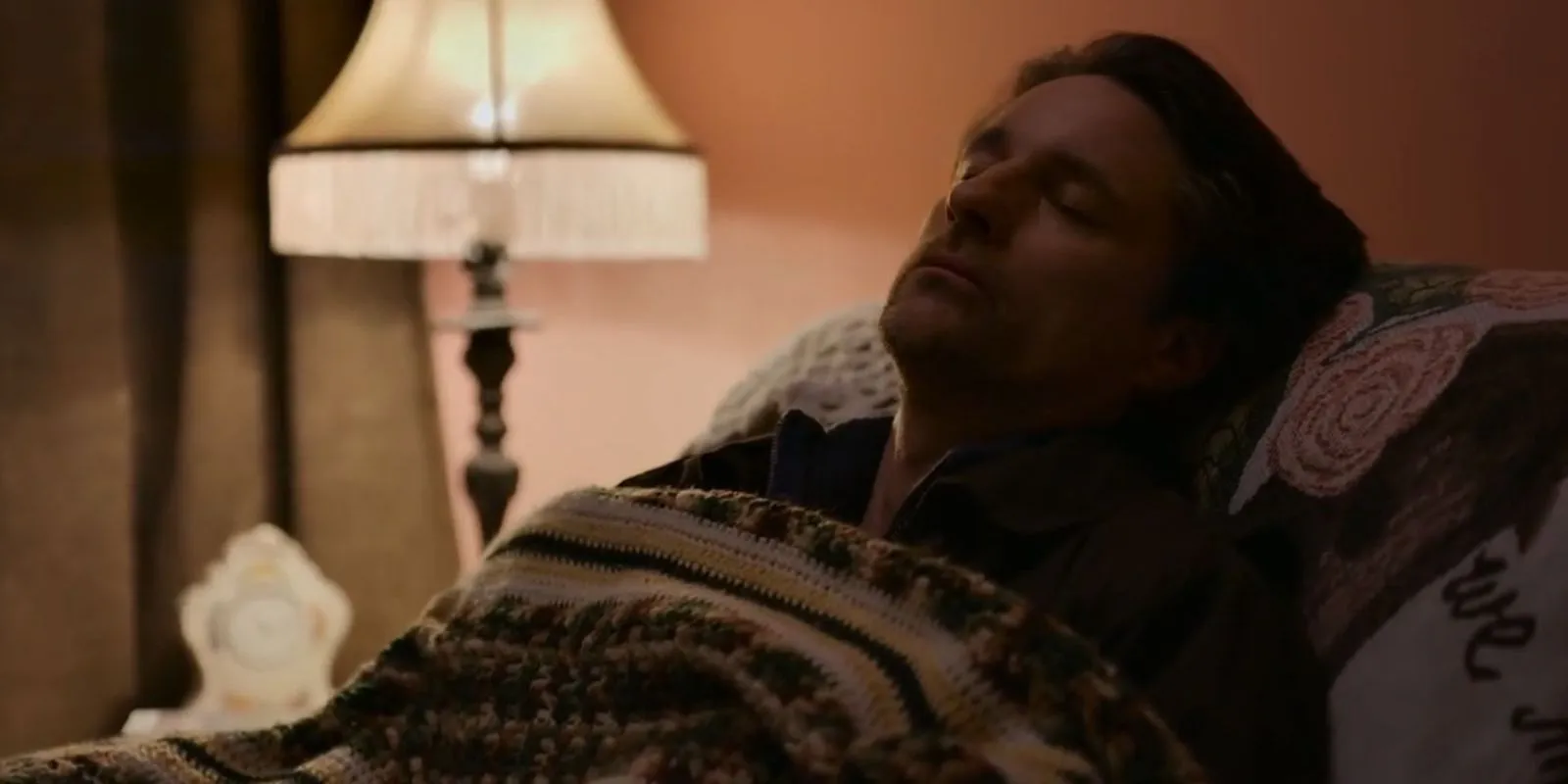 Martin Henderson durmiendo bajo una manta en Virgin River