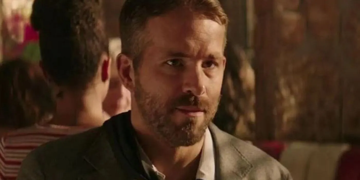 Victor Locke (Ryan Reynolds) mirando de reojo en Hobbs and Shaw