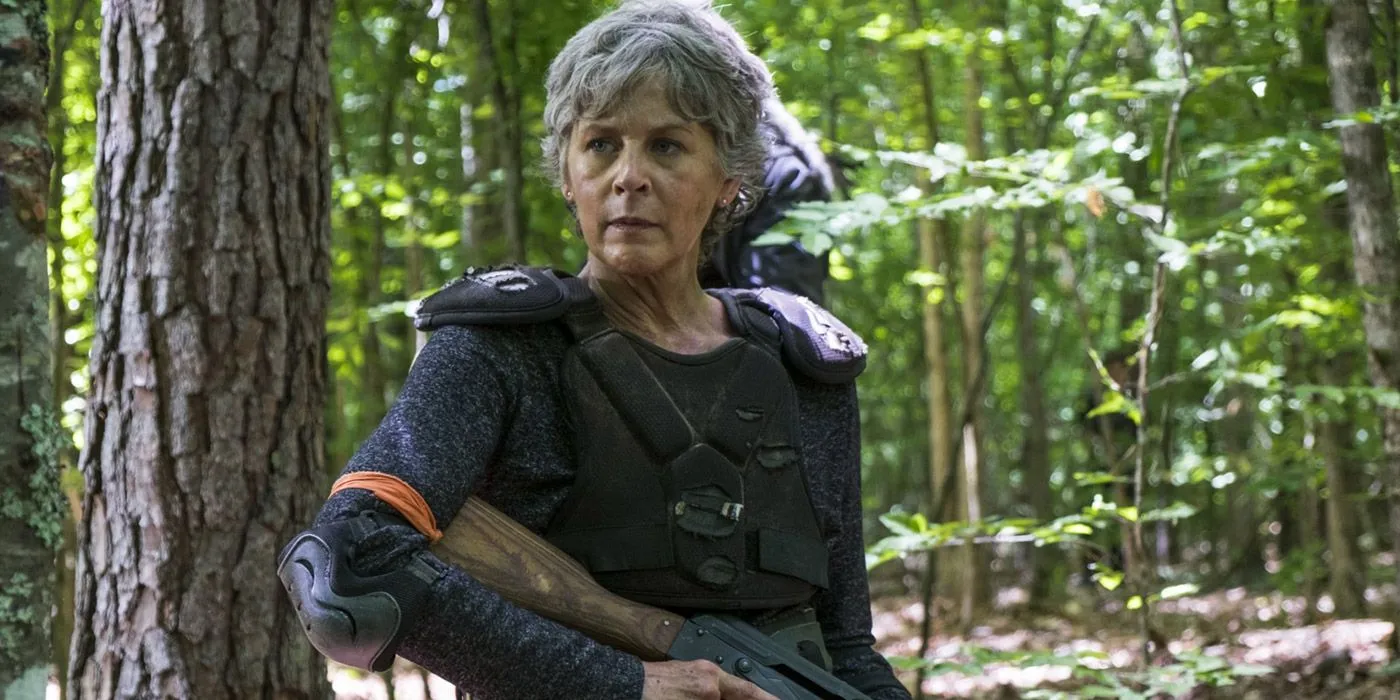 Carol caminhando pela floresta em The Walking Dead