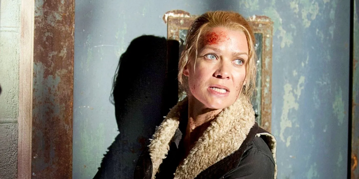 Andrea (Laurie Holden) intenta escapar de Woodbury en The Walking Dead.