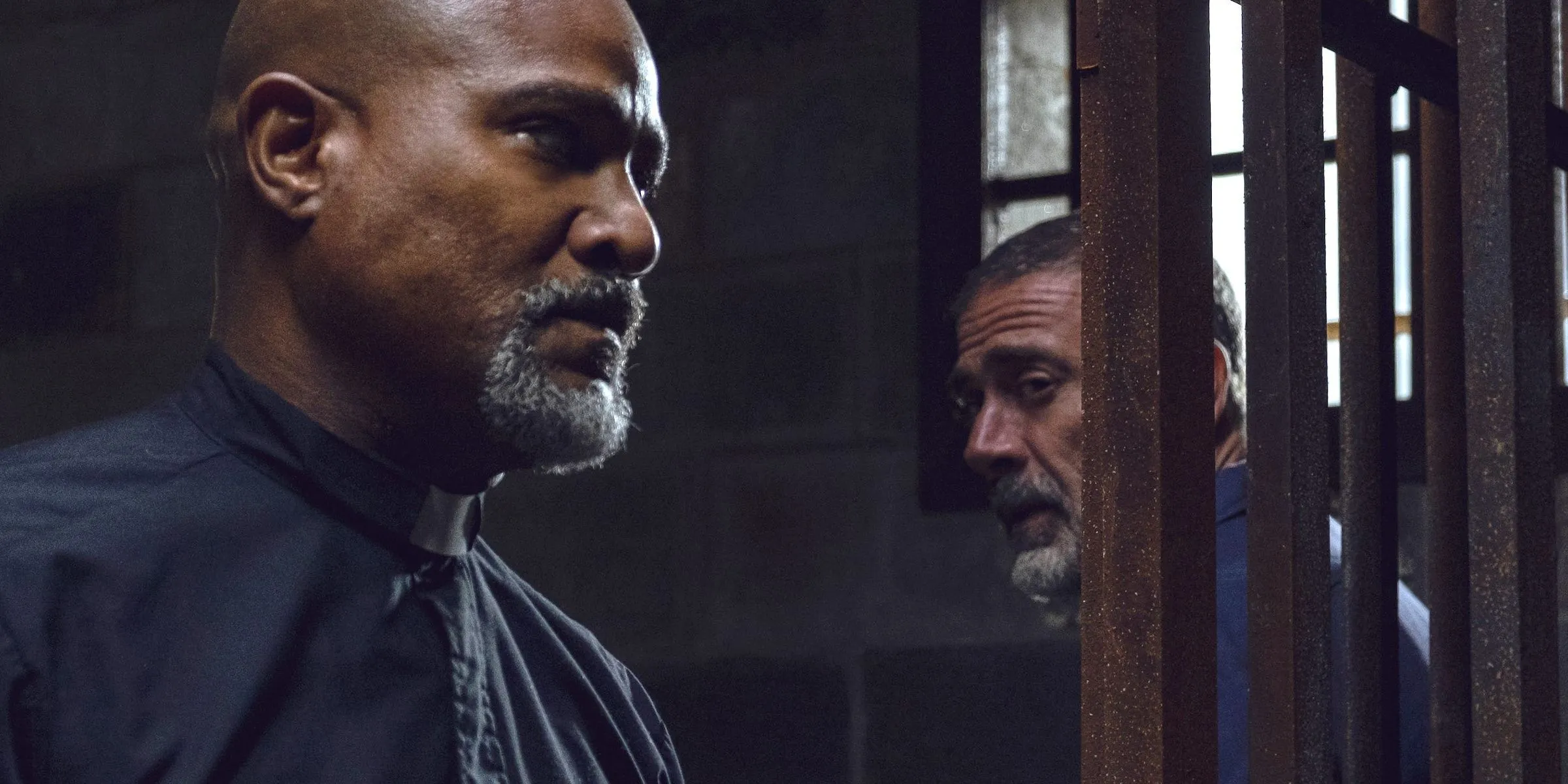 Padre Gabriel conversando com Negan em The Walking Dead.