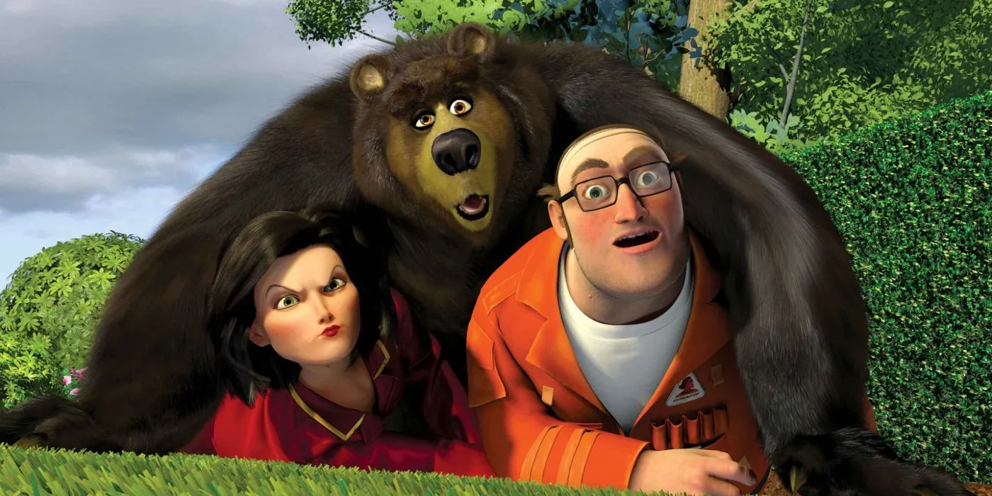 Un orso, un uomo e una donna in un mucchio che fissano qualcosa in Over the Hedge