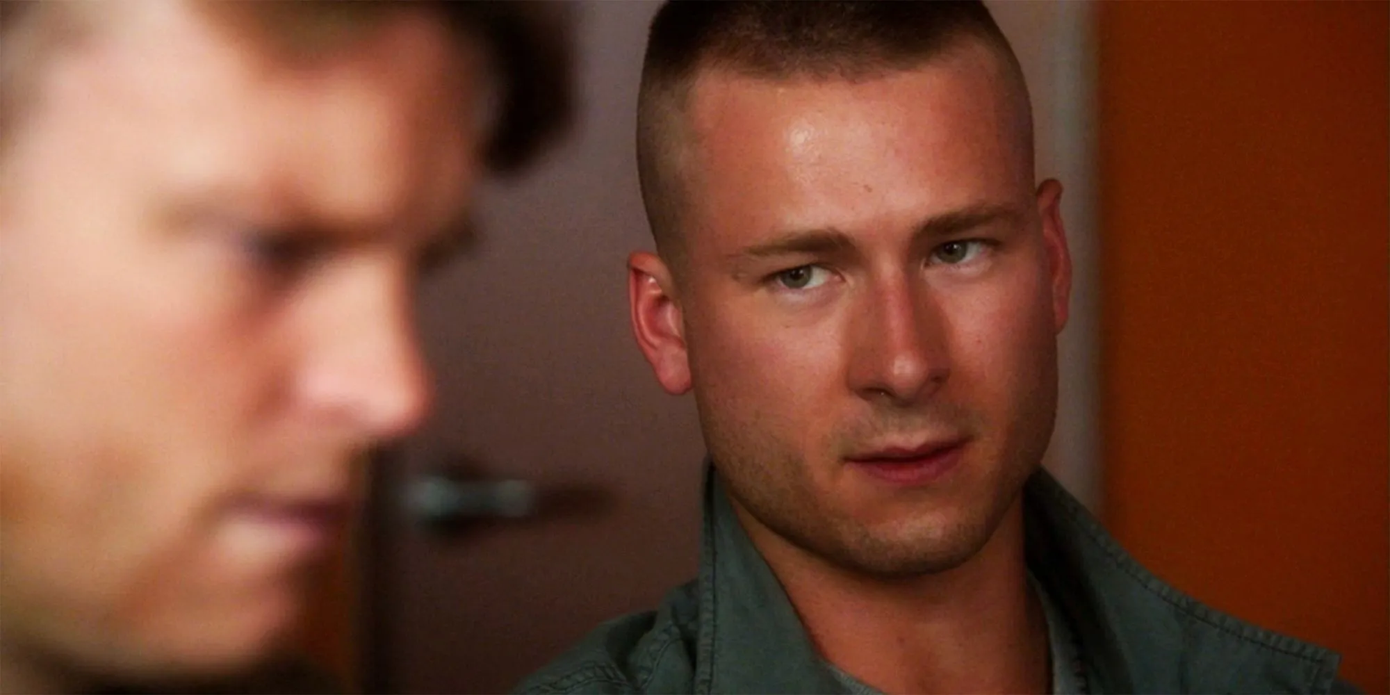 Nahaufnahme von Glen Powell in NCIS