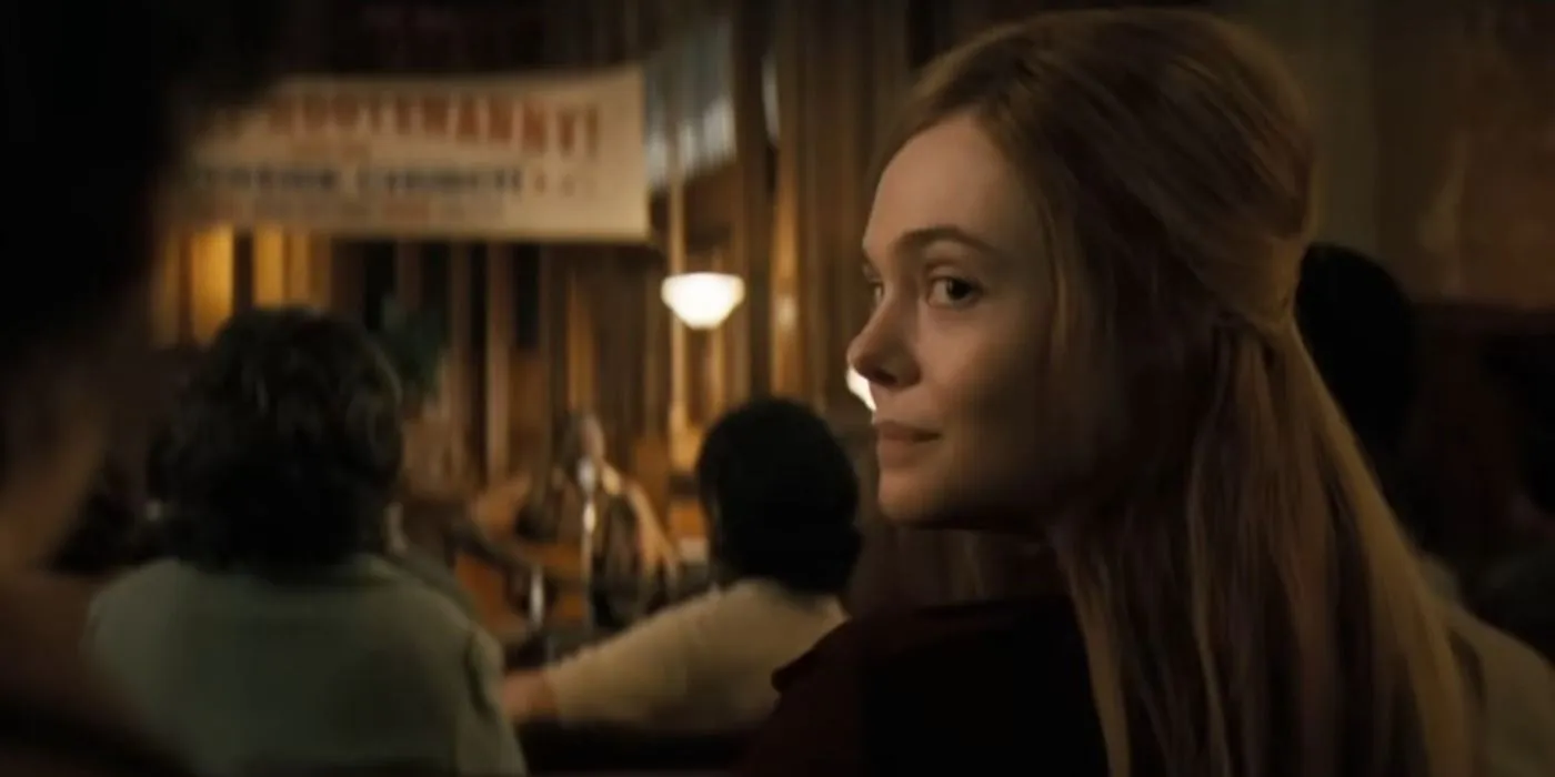 Elle Fanning como Sylvia Russo olhando para trás de seu assento em A Complete Unknown