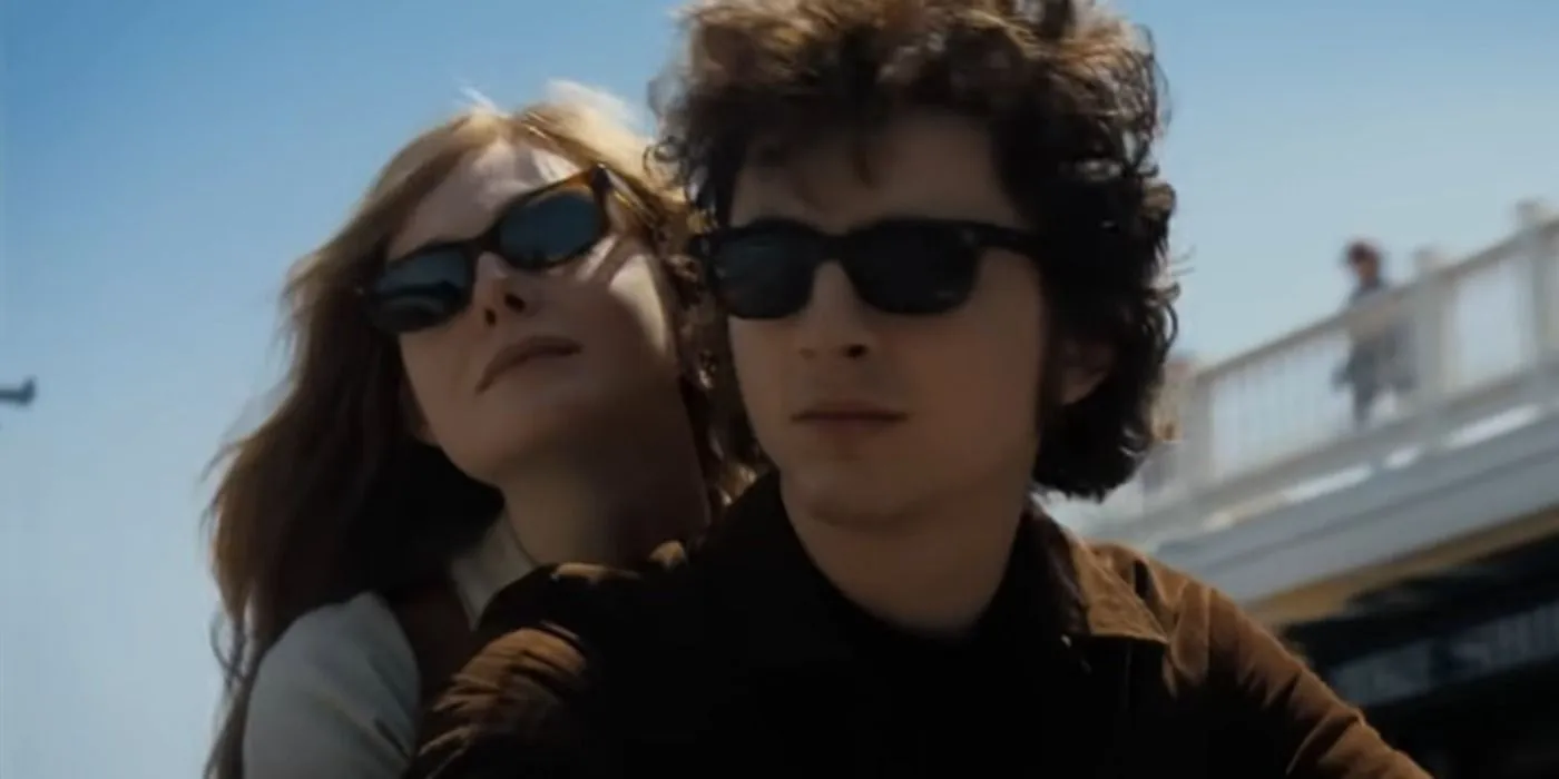 Timothée Chalamet como Bob Dylan e Elle Fanning como Sylvie Russo pilotando uma motocicleta em A Complete Unknown