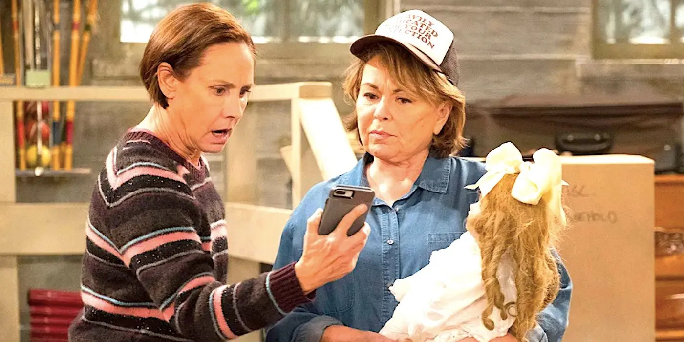 Jackie mostra seu telefone para Roseanne