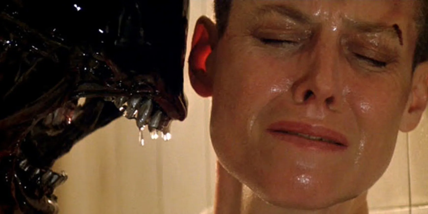 Un xénomorphe rugit au visage de Ripley dans Alien 3