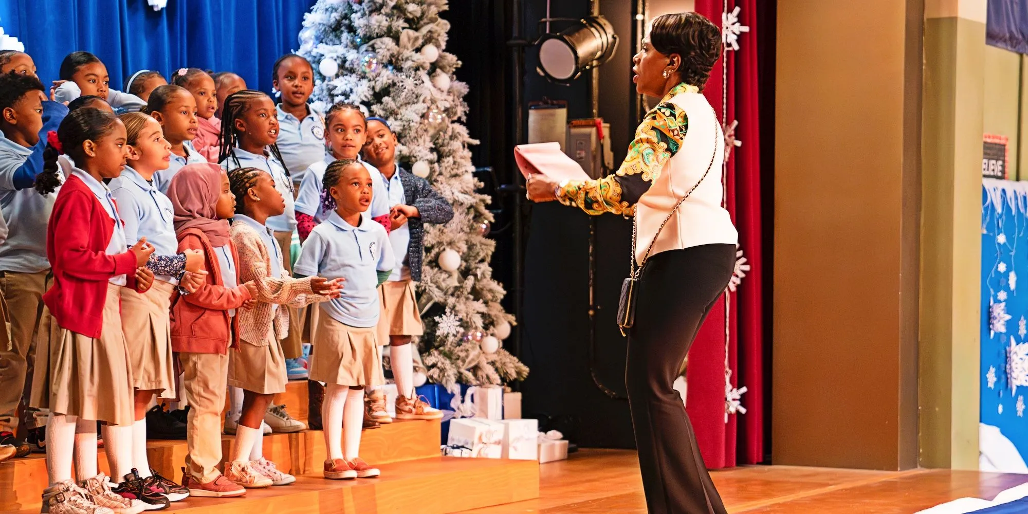 Coro dello spettacolo invernale alla Abbott Elementary